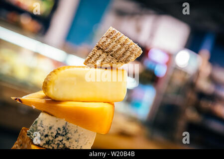 Sortiert, verschiedene Käse auf dem Teller oder Board. Unterschiedlicher Art oder Art der Käse auf der Käseplatte. Stockfoto