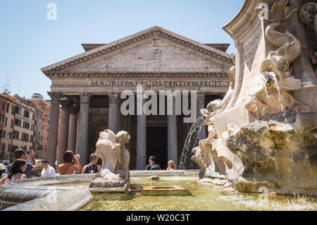 Rom - vom 18. Juli 2014: Touristen in der Nähe von Brunnen außerhalb Agrippas pantheon an einem heißen Sommertag. Hitzewellen sind in Europa fast jeden Sommer Stockfoto