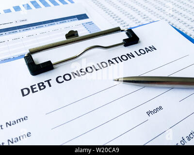 Schuldenkonsolidierung Darlehen Dokument mit Grafik auf der Tabelle. Stockfoto