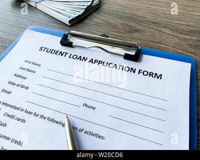 Student Loan application form Dokument auf Tisch Stockfoto