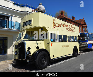 Vintage Cremefarbenen oben offenen Doppeldecker Bristol östlichen Grafschaften Bus auf der Straße. Stockfoto