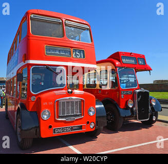 Zwei rote Vintage Bristol Busse zusammen geparkt. Stockfoto