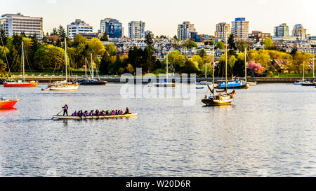 Drachenboot Praxis in False Creek Einlass bei Sonnenuntergang an einem schönen Frühlingstag in Vancouver, British Columbia, Kanada Stockfoto