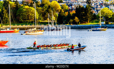 Drachenboot Praxis in False Creek Einlass bei Sonnenuntergang an einem schönen Frühlingstag in Vancouver, British Columbia, Kanada Stockfoto
