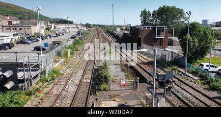 Margam, Wales, UK. 3. Juli 2019. Der bahnlinien von Port Talbot Parkway Bahnhof in South Wales, UK gesehen. Mittwoch, 03 Juli 2019 Re: Zwei Schiene Arbeiter gestorben, nachdem sie von einem Personenzug zwischen Port Talbot Parkway und Bridgend Stationen in South Wales, UK getroffen haben. Das Paar waren in der Nähe von Margam durch die Swansea nach London Paddington Train Struck gegen 10 Uhr. Sie waren tot an der Szene und eine dritte Person wurde für Schlag behandelt ausgeprägt, aber wurde nicht verletzt. Credit: ATHENA PICTURE AGENCY LTD/Alamy leben Nachrichten Stockfoto