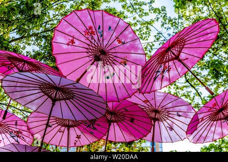 Dekorative moderne Kunst von asiatischen Schirme hängen von den Bäumen in der schönen Yaletown Vancouver, British Columbia, Kanada Stockfoto