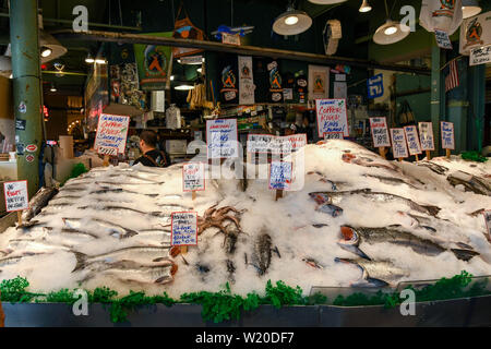 SEATTLE, Washington State, USA - JUNI 2018: Anzeige von frischem Fisch in Pike Place Market in Seattle City Center. Stockfoto