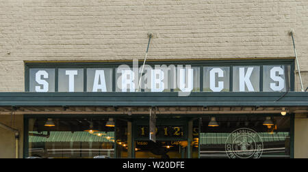 SEATTLE, Washington State, USA - JUNI 2018: Außenansicht des ursprünglichen Filiale von Starbucks in Pike Place in Seattle City Center. Stockfoto