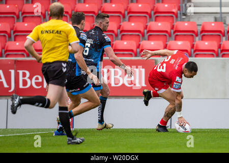 AJ Bell Stadium, Salford, UK. 4. Juli 2019. Betfred Super League Rugby, Salford der Roten Teufel gegen Huddersfield Riesen; Ken Sio von Salford Roten Teufel scores ihren zweiten Versuch des Spiels Credit: Aktion plus Sport/Alamy leben Nachrichten Stockfoto