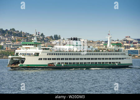 SEATTLE, Washington State, USA - JUNI 2018: Große Auto- und Passagierfähre Kreuzung Puget Sound von Seattle. Stockfoto