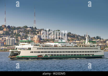 SEATTLE, Washington State, USA - JUNI 2018: Große Auto- und Passagierfähre Kreuzung Puget Sound von Seattle. Stockfoto