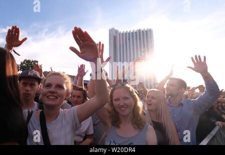 04 Juli 2019, Sachsen, Chemnitz: Besucher des Festivals "Kosmos Chemnitz - Wir bleiben mehr' stand auf der Brückenstraße. Mit dem Festival, ein neues Zeichen für eine friedliche, weltoffene Gesellschaft gesetzt werden soll. Foto: Sebastian Willnow/dpa-Zentralbild/dpa Stockfoto