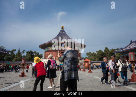 Touristen besuchen Tempel des Himmels Park in Peking Stockfoto