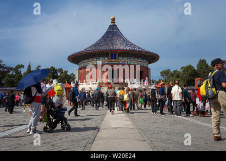 Touristen besuchen Tempel des Himmels Park in Peking Stockfoto