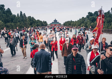 Touristen besuchen Tempel des Himmels Park in Peking Stockfoto