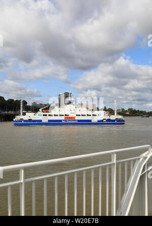 Die woolwich Ferry, ein kostenloser Dienst, der die Verknüpfung von Woolwich & North Woolwich, für Fußgänger, Radfahrer, Pkw, Transporter und Lkw, in East London, UK Stockfoto