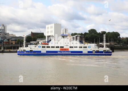 Die woolwich Ferry, ein kostenloser Dienst, der die Verknüpfung von Woolwich & North Woolwich, für Fußgänger, Radfahrer, Pkw, Transporter und Lkw, in East London, UK Stockfoto