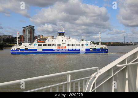 Die woolwich Ferry, ein kostenloser Dienst, der die Verknüpfung von Woolwich & North Woolwich, für Fußgänger, Radfahrer, Pkw, Transporter und Lkw, in East London, UK Stockfoto