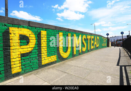 Zeichen für Plumstead High Street, neben dem Bahnhof, im Royal Borough von Greenwich, in SE London, Großbritannien Stockfoto