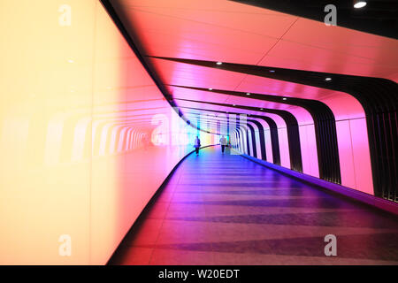 Der bunte King Cross Tunnel, zwischen Kings Cross und St. Pancras entfernt und in Richtung Getreidespeicher Square, im Norden von London, Großbritannien Stockfoto