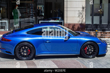 Ein Porsche 911 Carrera abgestellt Grafton Street, Dublin, Irland. Stockfoto