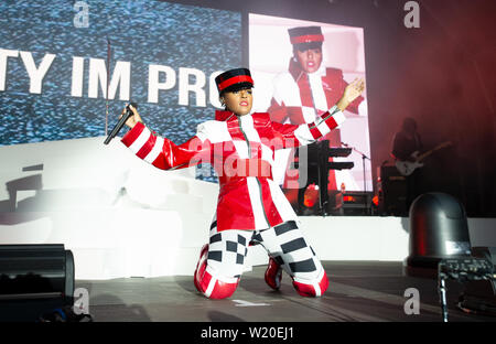 Manchester, Großbritannien. 4. Juli 2019. Janelle Monae führt an Castlefield Schüssel als Teil der öffnung Nacht des Manchester International Festival 2019. Dies ist das 7. Mal die Biennale International Arts Festival stattgefunden hat seit seiner Gründung 2007 ist. Quelle: Russell Hart/Alamy leben Nachrichten Stockfoto