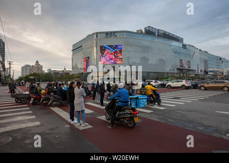 Rush Hour auf dawang Straße und Guang Qu Straße Kreuzung - Hopson ein Einkaufszentrum an der Vorderseite | Beijing, China Stockfoto