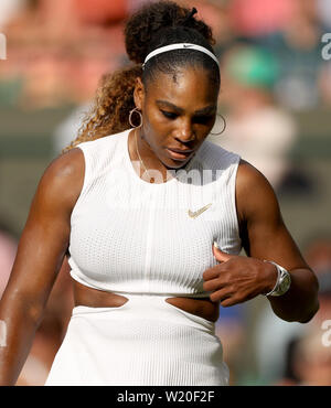 London, Großbritannien. 04. Juli, 2019. LONDON, ENGLAND - 04. Juli: Serena Williams Tag vier der Wimbledon Tennis Meisterschaften an der All England Lawn Tennis und Croquet Club am 04. Juli 2019 in London, England besucht. Personen: Serena Williams Credit: Stürme Media Group/Alamy leben Nachrichten Stockfoto