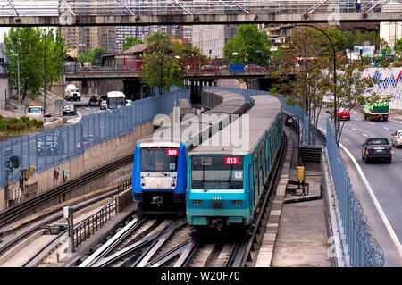 SANTIAGO, CHILE - NOVEMBER 2015: Zwei Santiago U-Bahn zwischen Santa Ana und Los Héroes Stationen Stockfoto