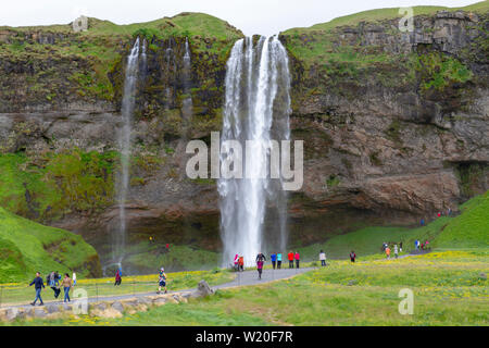 Der Wasserfall Seljalandsfoss an der Südküste Islands. Stockfoto