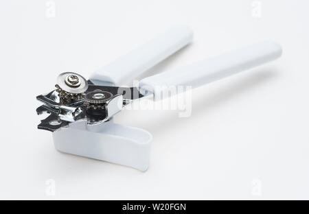 Ein Dosenöffner, zeigen eine alltägliche Verwendung von Zahnrädern Anschließen des Antriebsrads an einer kreisförmigen Blade. Ergonomisches Design. Stockfoto