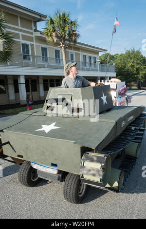 Ein Golf Cart eingerichtet als militärische Tank an den jährlichen Independence Day Parade Juli 4, 2019 in Sullivan's Island, South Carolina. Der Tank wurde ein Zunge-in-check Verweis auf die Kontroverse um die militärparade in Washington. Stockfoto