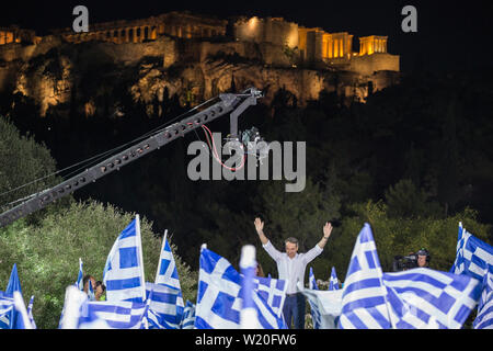 Athen, Griechenland. 04. Juli, 2019. Kyriakos Mitsotakis, Führer der konservativen Partei "Neue Demokratie", Wellen zu seinen Anhängern während einer Rede vor der Wahl vier Tage vor dem griechischen Parlamentswahlen am 7. Juli 2019. Credit: Sokrates Baltagiannis/dpa/Alamy leben Nachrichten Stockfoto