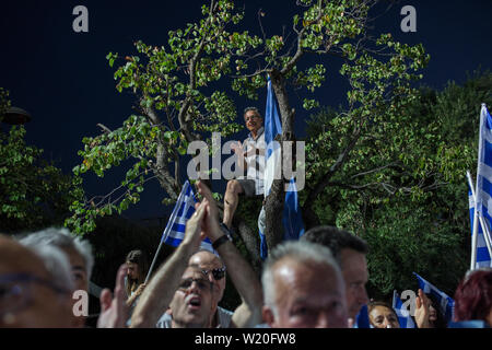 Athen, Griechenland. 04. Juli, 2019. In einer Rede von Parteichef Kyriakos Mitsotakis vier Tage vor dem griechischen Parlamentswahlen am 7. Juli 2019, Anhänger der Konservativen Partei "Neue Demokratie", begrüßte die Teilnehmer. Credit: Sokrates Baltagiannis/dpa/Alamy leben Nachrichten Stockfoto