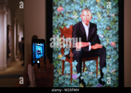 Besucher Blick auf ein Gemälde von US-Präsident Barack Obama von der Künstlerin Kehinde Wiley an der National Portrait Gallery in Washington, D.C. Stockfoto