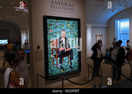 Besucher Blick auf ein Gemälde von US-Präsident Barack Obama von der Künstlerin Kehinde Wiley an der National Portrait Gallery in Washington, D.C. Stockfoto