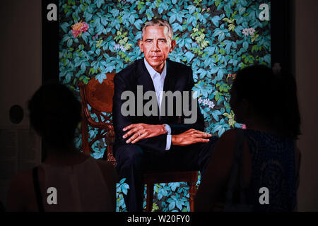 Besucher Blick auf ein Gemälde von US-Präsident Barack Obama von der Künstlerin Kehinde Wiley an der National Portrait Gallery in Washington, D.C. Stockfoto