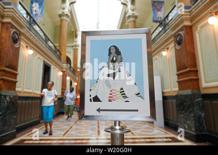 Ein Schild weist den Weg zu den offiziellen Porträt der First Lady Michelle Obama von der Künstlerin Amy Sherald in der National Portrait Gallery in Washington, D.C. Stockfoto