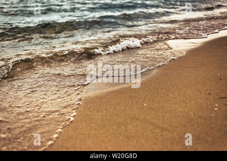 In der Nähe von Sandstrand mit soft Wave, Vintage Farben Foto. Stockfoto