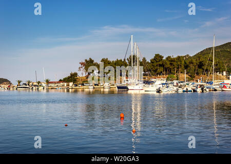 Bunte Meereslandschaft von kleinen Fischerhafen in Nea Iraklitsa Dorf in der Nähe von Kavala, Nordgriechenland. Stockfoto