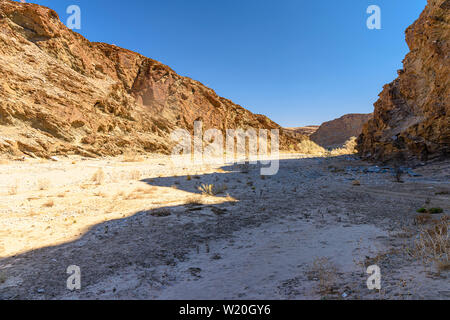 Nach einer nicht existierenden Regenzeit, Namibia leidet unter einer schweren Dürre. Flüsse, die normalerweise voll und fließende sind völlig ausgetrocknet ist. Stockfoto