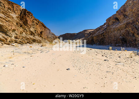 Nach einer nicht existierenden Regenzeit, Namibia leidet unter einer schweren Dürre. Flüsse, die normalerweise voll und fließende sind völlig ausgetrocknet ist. Stockfoto