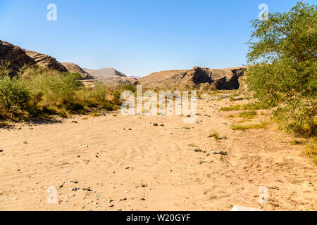 Nach einer nicht existierenden Regenzeit, Namibia leidet unter einer schweren Dürre. Flüsse, die normalerweise voll und fließende sind völlig ausgetrocknet ist. Stockfoto