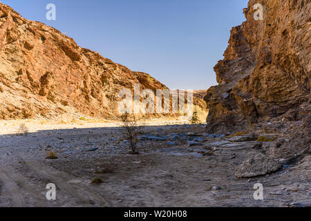 Nach einer nicht existierenden Regenzeit, Namibia leidet unter einer schweren Dürre. Flüsse, die normalerweise voll und fließende sind völlig ausgetrocknet ist. Stockfoto