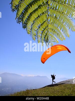 Paragliding Reise von Indonesien, die zweite Serie, war bei Kekep Hill, wonosobo, Indonesien, 28.-30. Juni 2019 statt Stockfoto