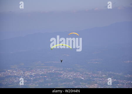 Paragliding Reise von Indonesien, die zweite Serie, war bei Kekep Hill, wonosobo, Indonesien, 28.-30. Juni 2019 statt Stockfoto