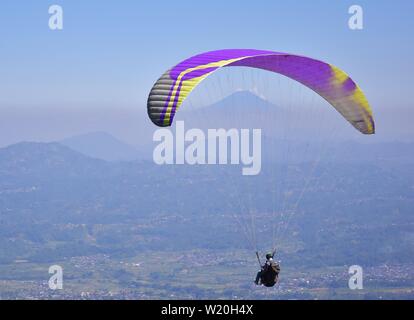 Paragliding Reise von Indonesien, die zweite Serie, war bei Kekep Hill, wonosobo, Indonesien, 28.-30. Juni 2019 statt Stockfoto