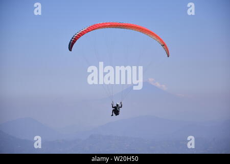 Paragliding Reise von Indonesien, die zweite Serie, war bei Kekep Hill, wonosobo, Indonesien, 28.-30. Juni 2019 statt Stockfoto