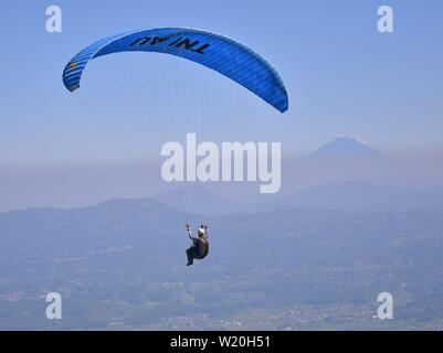 Paragliding Reise von Indonesien, die zweite Serie, war bei Kekep Hill, wonosobo, Indonesien, 28.-30. Juni 2019 statt Stockfoto