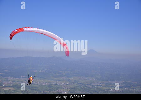 Paragliding Reise von Indonesien, die zweite Serie, war bei Kekep Hill, wonosobo, Indonesien, 28.-30. Juni 2019 statt Stockfoto